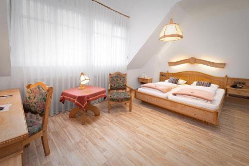 a bedroom with two beds and a table and chairs at Zur Alten Post in Nottuln
