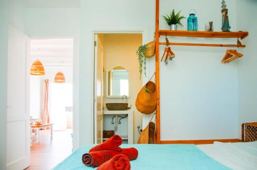 - une chambre dotée d'un lit avec des animaux farcis rouges dans l'établissement Callao beachhouse, à Playa Honda