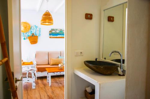 La salle de bains est pourvue d'un lavabo et d'un miroir. dans l'établissement Callao beachhouse, à Playa Honda