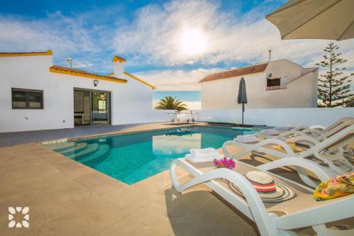 Bazén v ubytování Villa Mango by Abahana Villas nebo v jeho okolí