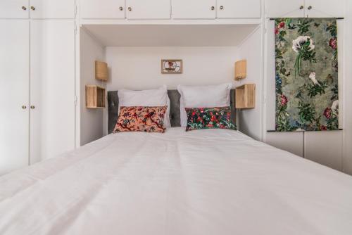 une chambre avec un lit blanc avec deux oreillers dans l'établissement Luxury Art Deco Elegant Escape by Eiffel Tower, à Paris