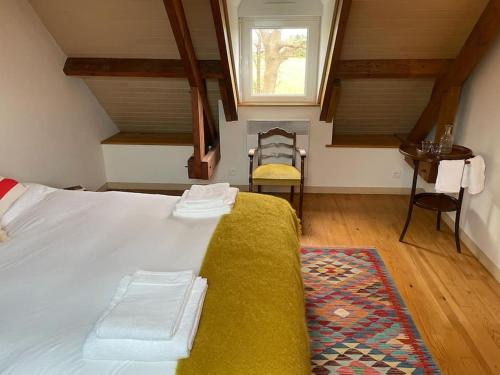 une chambre avec un grand lit et une fenêtre dans l'établissement La Quinta, à Blainville-sur-Mer