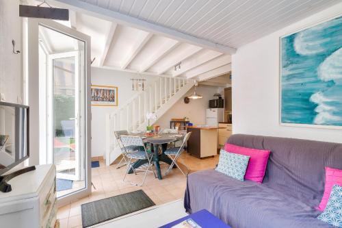 un salon avec un canapé et une table dans l'établissement Maison pour 6 proche plage, lac et zoo, à Les Sables-dʼOlonne