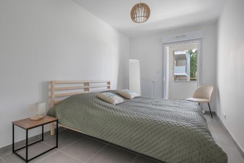 Giường trong phòng chung tại Rez-de-terrasse pour 6 proche centre de Pornic