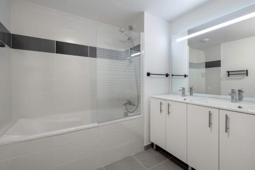 Phòng tắm tại Rez-de-terrasse pour 6 proche centre de Pornic