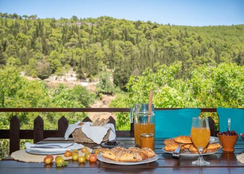 een tafel met eten en drinken erop met uitzicht bij Gioia Traditional House in Ágios Nikólaos