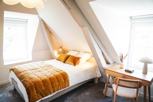 une chambre avec un lit, un bureau et des fenêtres dans l'établissement WeLiving, à Caen