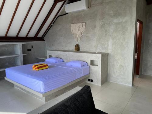 Divinity Villas - Uluwatu, Bali tesisinde bir odada yatak veya yataklar