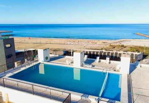 a view of a swimming pool and the beach at JES holidays in Costa da Caparica