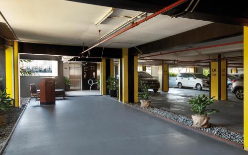 un aparcamiento vacío con coches aparcados en un garaje en Rooms Inc BTC Bandung en Bandung