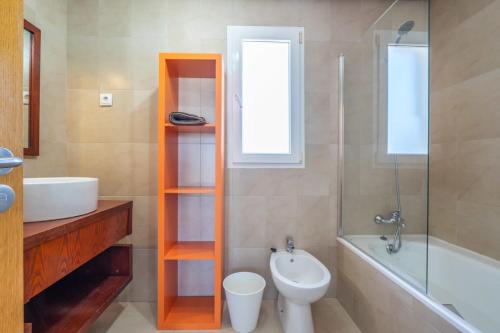 a bathroom with a toilet and a sink and a shower at Modern 3 bedroom Town House MA14LT in Torre-Pacheco