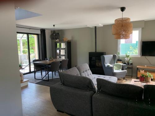 un salon avec un canapé et une table dans l'établissement La vallée, à Saint-Malo