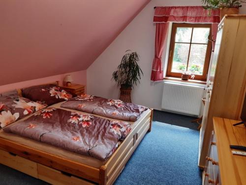 une chambre avec un lit et une fenêtre dans l'établissement Farma Mokřiny, à Hronov