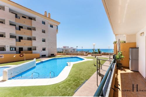 Elegant 2 Bed 2 Bath Apartment, Pool, Views, Parking