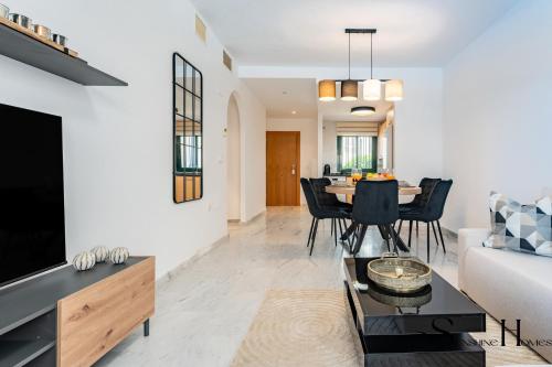 Elegant 2 Bed 2 Bath Apartment, Pool, Views, Parking