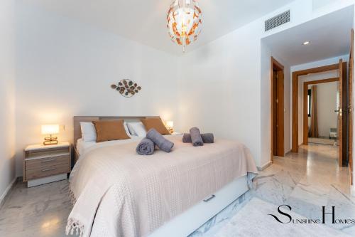 Elegant 2 Bed 2 Bath Apartment, Pool, Views, Parking
