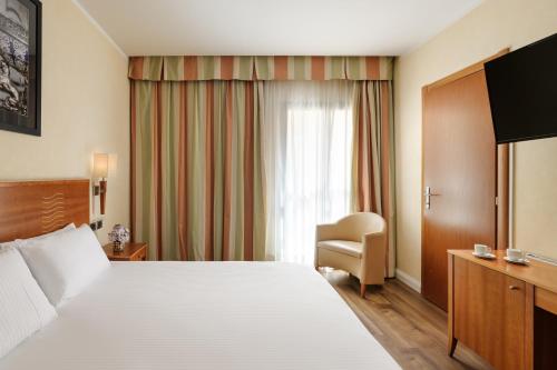 Hotel dei Cavalieri Caserta - La Reggiaにあるベッド