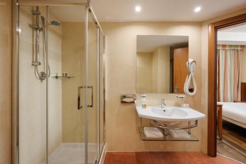 A bathroom at Hotel dei Cavalieri Caserta - La Reggia