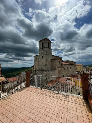un edificio antiguo con una torre de reloj en la parte superior en Hostel San Mercurio, en Toro
