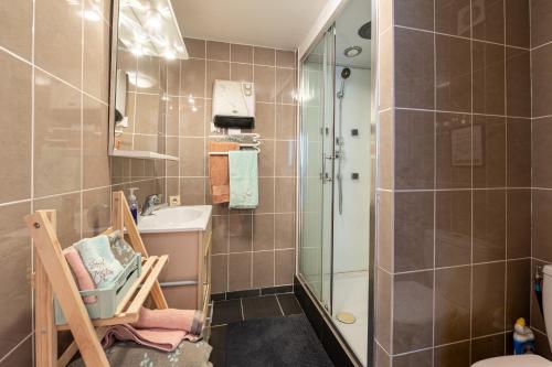 een badkamer met een douche, een toilet en een wastafel bij Les Sapins in Rochefort-en-Terre