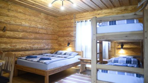 2 literas en una habitación con paredes de madera en Toosikannu Holiday Center and Wildlife Park, en Käru