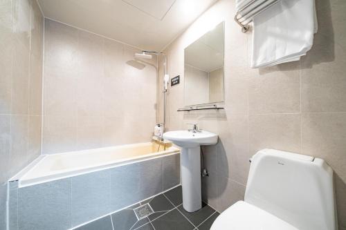 Koupelna v ubytování Seven Hotel