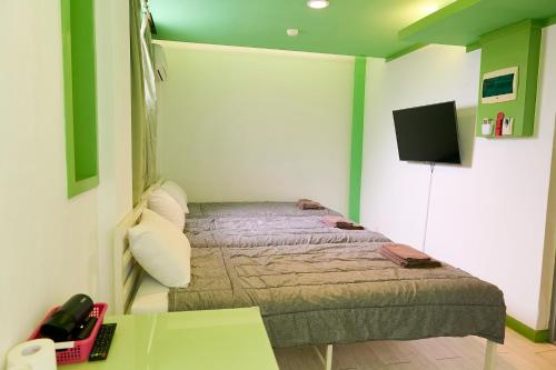 een kleine slaapkamer met een bed en een bureau bij Travelers A Korea Hostel in Seoul