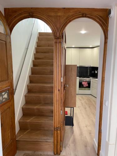 an archway leading to a staircase in a house at Casa Rosas do Mondego in Figueira da Foz