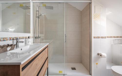 A bathroom at Ático A Residencial Caldares El Pueyo