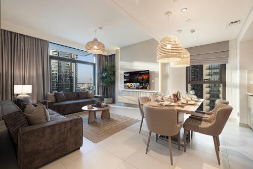 Et tv og/eller underholdning på Sky High 2-Bedroom Apartment Stunning Opera & Downtown Views Opp Dubai Mall