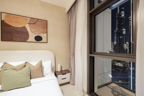 En eller flere senge i et værelse på Sky High 2-Bedroom Apartment Stunning Opera & Downtown Views Opp Dubai Mall