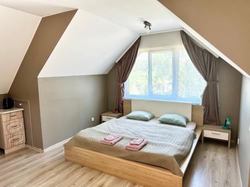 Villa Gāles Hotel في ساولكراستي: غرفة نوم عليها سرير وفوط