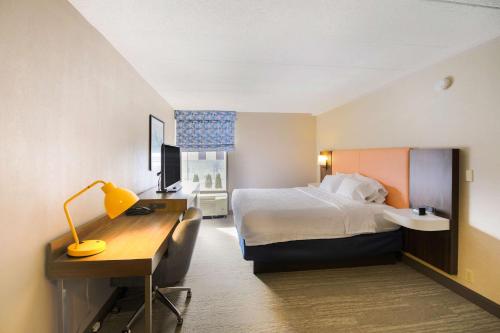 Pokój hotelowy z łóżkiem i biurkiem w obiekcie Hampton Inn Fall River/Westport w mieście North Westport