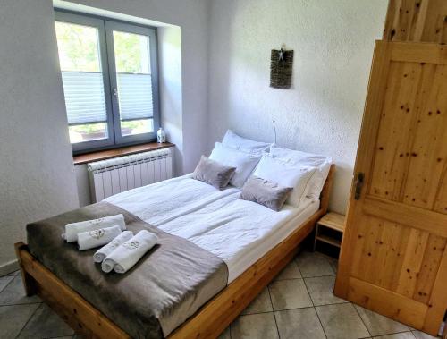Ένα ή περισσότερα κρεβάτια σε δωμάτιο στο GUESTHOUSE Idila pod Nanosom