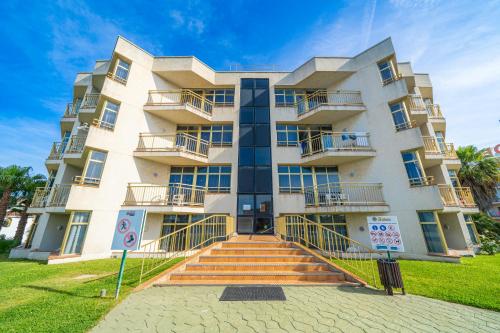un edificio de apartamentos con escaleras delante en AR Bolero park en Lloret de Mar