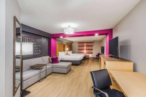 Кровать или кровати в номере La Quinta by Wyndham Chattanooga-Hamilton Place