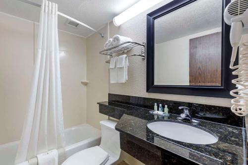 Ένα μπάνιο στο Quality Inn Downtown Stuart