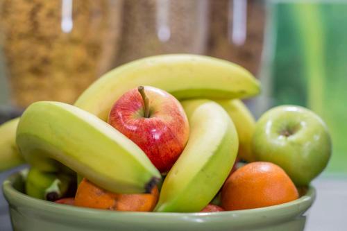 un cesto di frutta con mele e arance banane di Quality Inn Cedartown a Cedartown