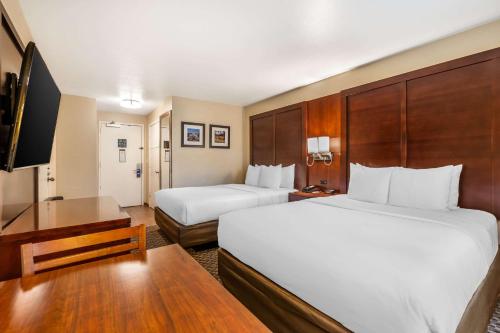 a hotel room with two beds and a desk at Comfort Inn Fairfield Napa Valley Area in Cordelia