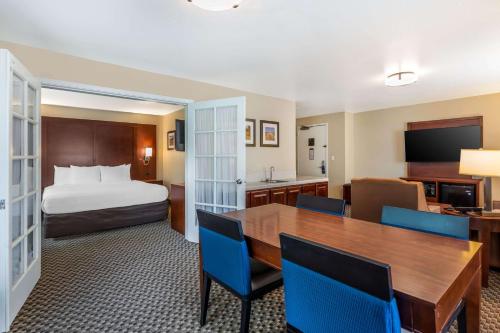 a hotel room with a bed and a table and chairs at Comfort Inn Fairfield Napa Valley Area in Cordelia