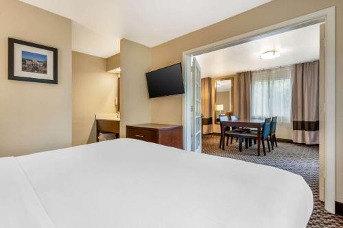 a hotel room with a bed and a table at Comfort Inn Fairfield Napa Valley Area in Cordelia