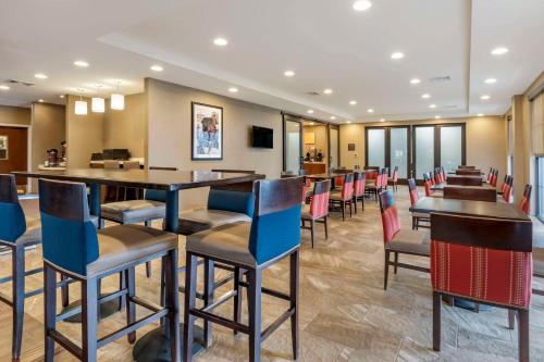 a dining room with tables and chairs at Comfort Suites Manheim - Lancaster in Manheim