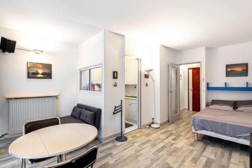une chambre avec un lit, une table et un canapé dans l'établissement GuestReady - One perfect studio in Auteuil, à Paris