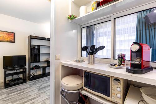 Il comprend un salon doté d'une télévision et d'une fenêtre. dans l'établissement GuestReady - One perfect studio in Auteuil, à Paris