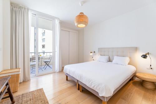 Stylish 2BD Apt in the Centre 10 minutes away from the Beach