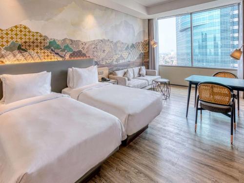Postel nebo postele na pokoji v ubytování Mercure Jakarta Gatot Subroto