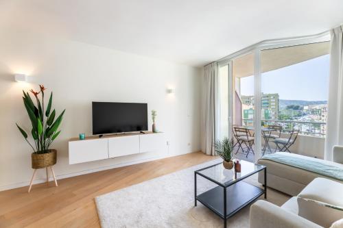 Stylish 2BD Apt in the Centre 10 minutes away from the Beach