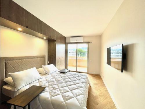 une chambre avec un lit et une table dedans dans l'établissement Astoria luxury apartment- 3 bathrooms, à Cannes