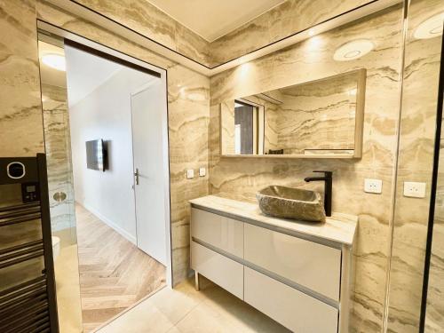 une salle de bain avec un lavabo et un miroir dans l'établissement Astoria luxury apartment- 3 bathrooms, à Cannes