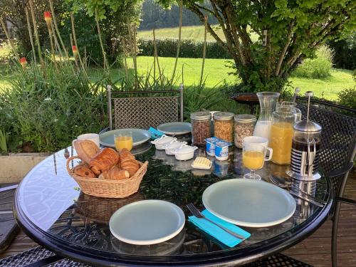 une table avec des assiettes de nourriture et une corbeille de pain dans l'établissement La Ruche, à Paizay-Naudouin